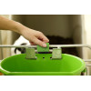 Dispositif de maintien pour seau d'allaitement